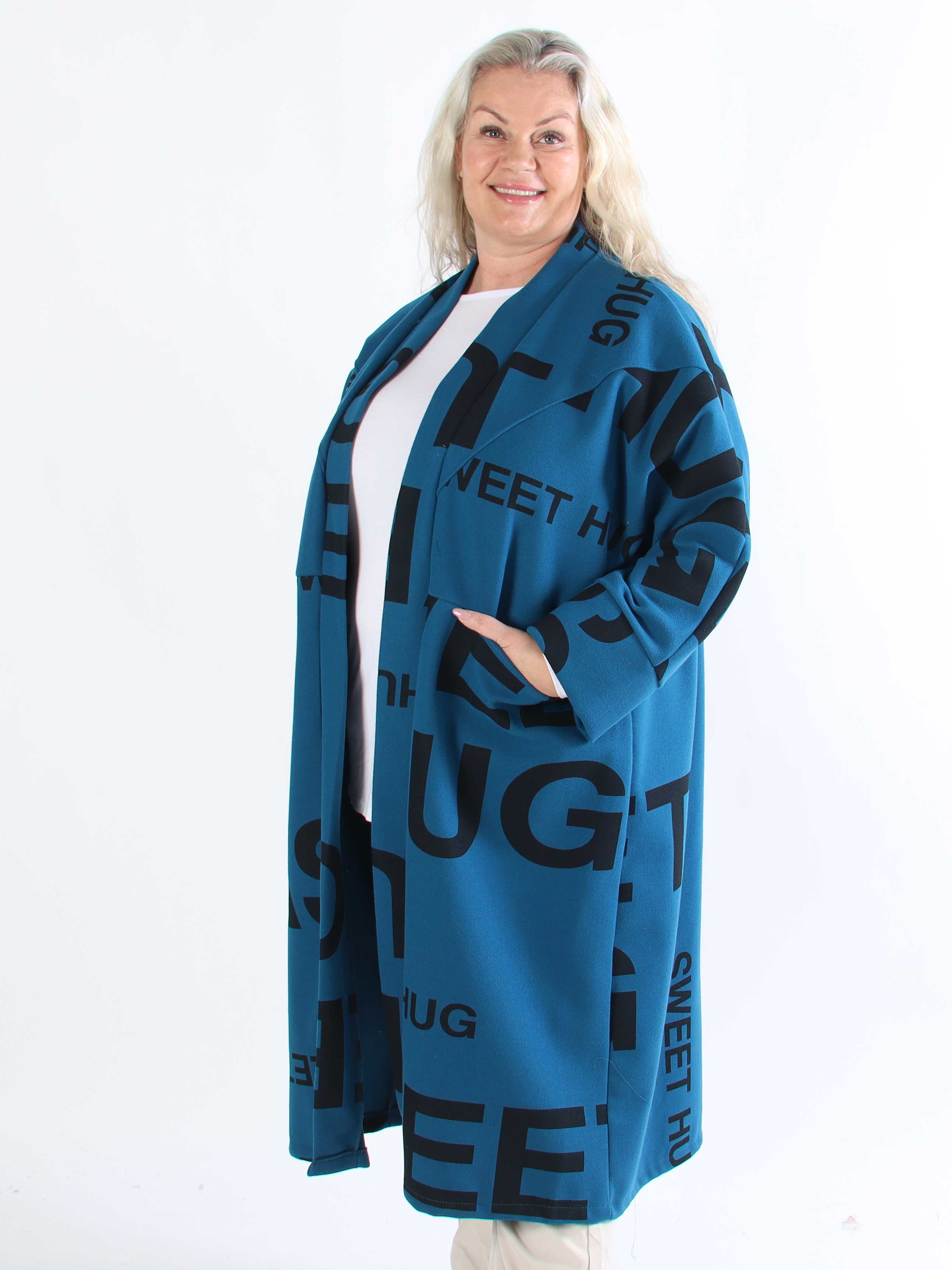 Annah Graphic - Plus size kappa med tydliga sömmar och text